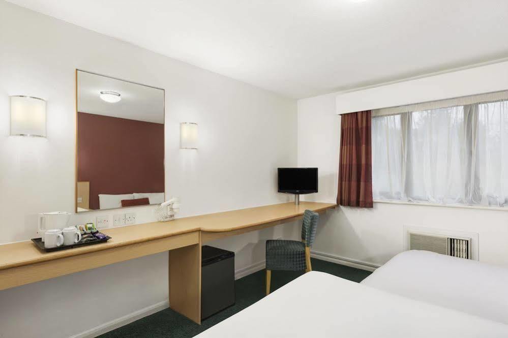 Days Inn By Wyndham London Stansted Airport Birchanger Экстерьер фото